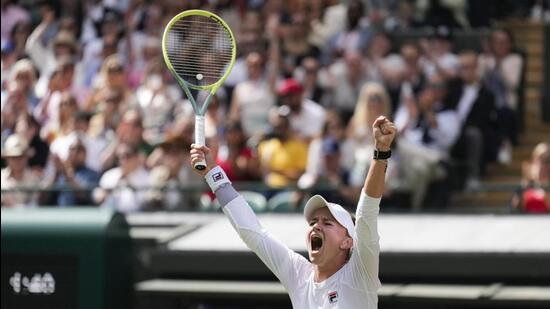 La tenista checa Barbora Krejcikova celebra tras derrotar a la letona Jelena Ostapenko en los cuartos de final de Wimbledon el miércoles. (AP)