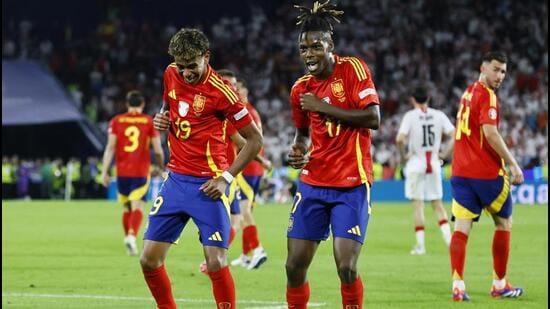 El español Nico Williams celebra su tercer gol con Lamine Yamal. (REUTERS)