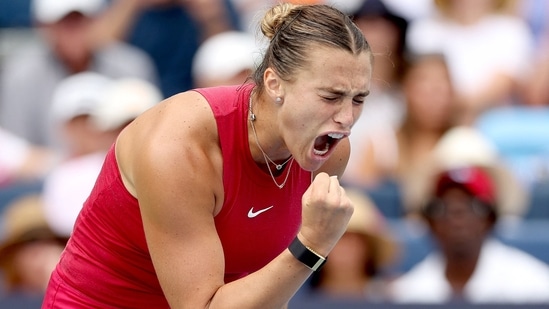 Aryna Sabalenka de Bielorrusia celebra un punto de partido contra Iga Swiatek. (Getty Images via AFP)