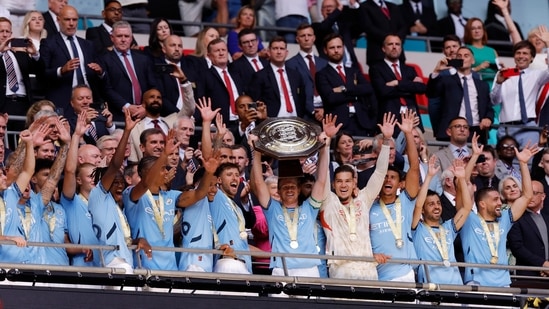 Kevin De Bruyne, del Manchester City, levanta el trofeo mientras celebra con sus compañeros de equipo después de ganar el Community Shield (Action Images vía Reuters)