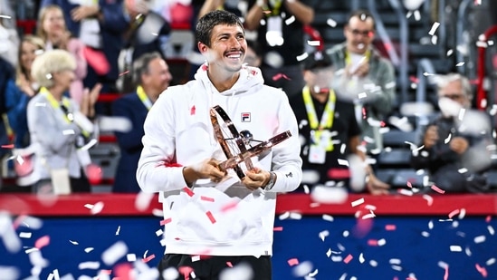 Alexei Popyrin de Australia celebra con su trofeo después de derrotar a Andrey Rublev en dos sets 6-2, 6-4 durante el partido final individual masculino en el séptimo día del ATP Masters 1000 National Bank Open (Getty Images via AFP)