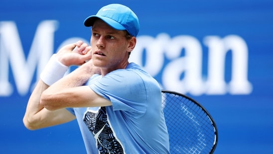 Jannik Sinner de Italia devuelve el balón durante una sesión de práctica. (Getty Images vía AFP)