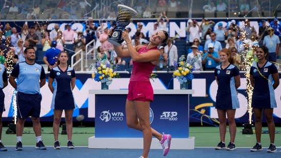   Aryna Sabalenka levanta la Copa Rookwood después del partido por el campeonato femenino del Abierto de Cincinnati en el Lindner Family Tennis Center en Mason, Ohio, el lunes. (Reuters)