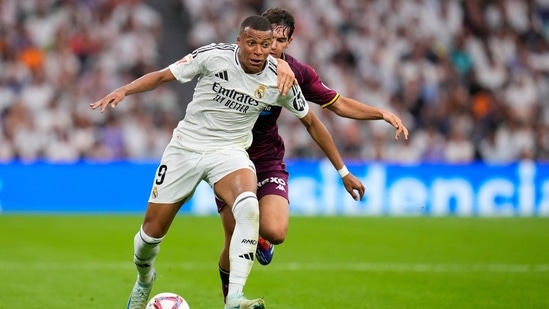 Kylian Mbappé del Real Madrid, a la izquierda, y Luis Pérez del Valladolid disputan el balón durante el partido de fútbol de la Liga española entre el Real Madrid y el Valladolid en el estadio Santiago Bernabéu en Madrid, España, el domingo 25 de agosto de 2024. (AP Photo/Manu Fernandez)(AP)