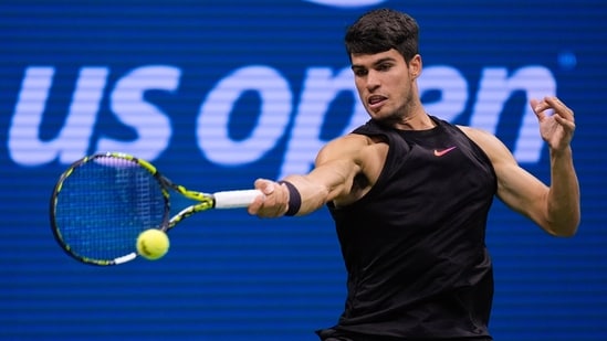 Carlos Alcaraz, de España, devuelve un golpe a Botic van De Zandschulp, de Holanda, durante la segunda ronda del Abierto de Estados Unidos (AP)