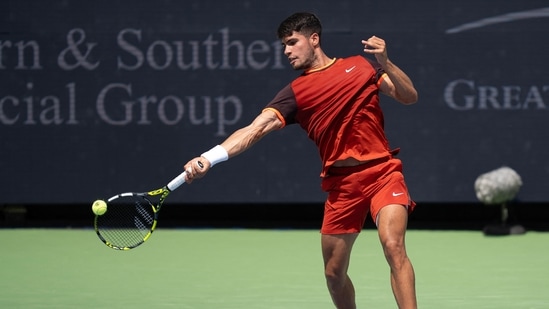 Carlos Alcaraz de España devuelve un tiro durante su partido contra Gael Monfils de Francia en el quinto día del Abierto de Cincinnati (USA TODAY Sports vía Reuters Con)