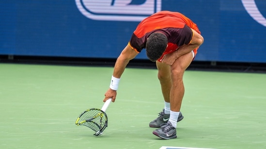 Carlos Alcaraz de España destroza su raqueta durante su partido contra Gael Monfils de Francia (USA TODAY Sports vía Reuters Con)