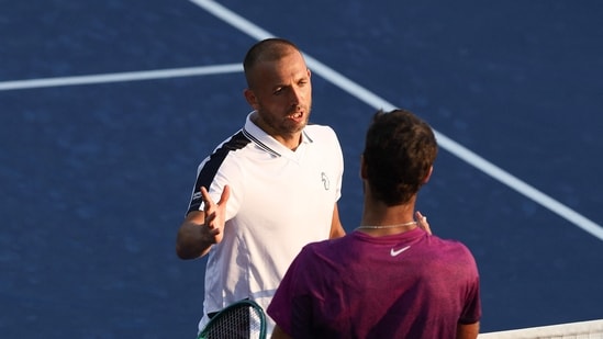 Daniel Evans de Gran Bretaña le da la mano a Karen Khachanov de Rusia después de ganar en cinco sets durante su partido de primera ronda de individuales masculinos en el segundo día del US Open 2024 (Getty Images via AFP)