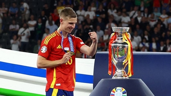 El español Dani Olmo celebra junto al trofeo tras ganar la Eurocopa 2024 (REUTERS)