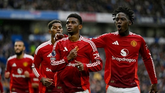 Amad Diallo, del Manchester United, celebra su primer gol con Kobbie Mainoo (REUTERS)