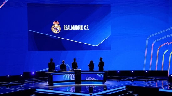 El Real Madrid aparece en la pantalla durante el sorteo (REUTERS)