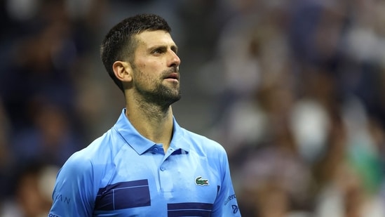 Novak Djokovic de Serbia observa después de un punto contra Alexei Popyrin de Australia durante su partido de tercera ronda de individuales masculinos en el quinto día del US Open 2024 en el Centro Nacional de Tenis Billie Jean King de la USTA el 30 de agosto de 2024 en el barrio de Flushing del distrito de Queens de la ciudad de Nueva York (Getty Images vía AFP)