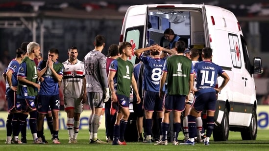 Nacional de Uruguay durante el partido de la Copa Libertadores contra Sao Paulo luego de que Izquierdo sufriera un latido cardíaco irregular durante el juego y cayera al suelo inconsciente (REUTERS)