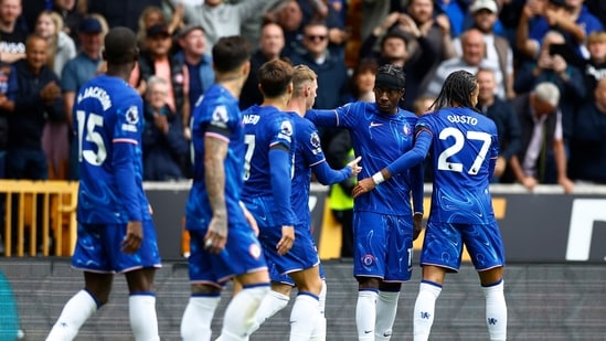 Noni Madueke, del Chelsea, celebra su tercer gol con sus compañeras de equipo. (Reuters)