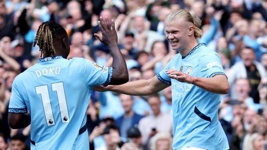 Erling Haaland, del Manchester City, celebra su tercer gol con Jeremy Doku. (Action Images vía Reuters)