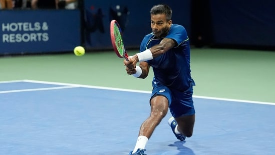 Sumit Nagal, de India, devuelve un tiro a Tallon Griekspoor, de Holanda, durante un partido de primera ronda del Abierto de Estados Unidos (AP)