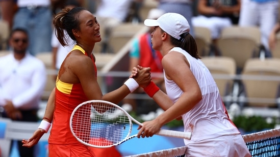 Qinwen Zheng de China e Iga Swiatek de Polonia se dan la mano después de su partido (REUTERS)