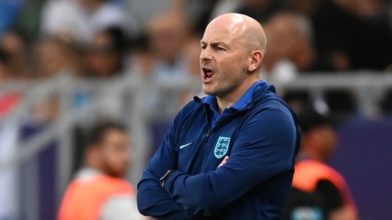 El entrenador de Inglaterra, Lee Carsley, dirige a sus jugadores durante el partido de semifinales de la Eurocopa Sub-21 2023 entre Israel e Inglaterra (AP)