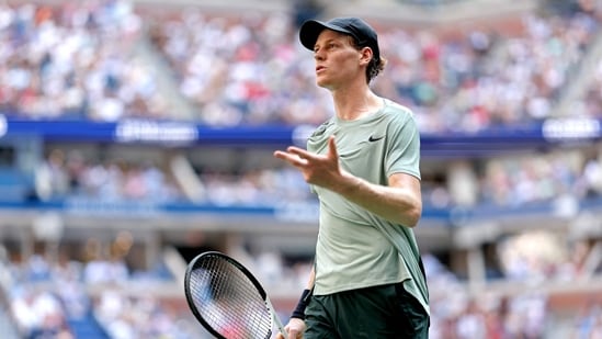 Jannik Sinner de Italia reacciona después de un punto contra Mackenzie McDonald de los Estados Unidos durante su partido de primera ronda individual masculino en el segundo día del US Open 2024 en el Centro Nacional de Tenis Billie Jean King de la USTA (Getty Images vía AFP)