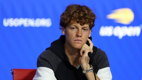 Jannik Sinner de Italia habla con los medios durante una conferencia de prensa antes del US Open 2024 (Getty Images via AFP)