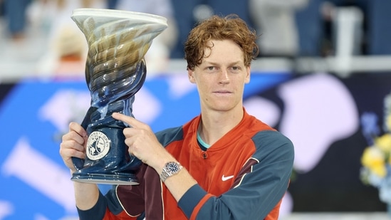 Jannik Sinner de Italia posa con la Copa Rookwood después de derrotar a Frances Tiafoe de los Estados Unidos durante la final masculina del Abierto de Cincinnati (Getty Images via AFP)