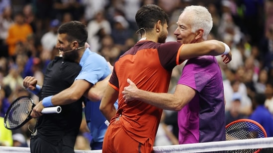 Novak Djokovic, Carlos Alcaraz, John McEnroe, Andre Agassi en un partido de exhibición.