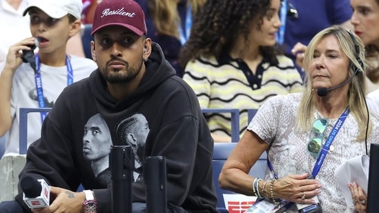 (L) El ex tenista y comentarista de ESPN Nick Kyrgios observa durante el segundo día del US Open 2024 en el Centro Nacional de Tenis Billie Jean King de la USTA el 27 de agosto de 2024 en el vecindario de Flushing del distrito de Queens de la ciudad de Nueva York (Getty Images vía AFP)