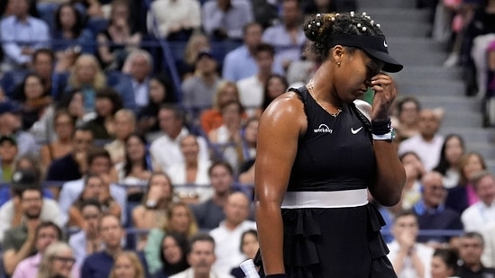 Naomi Osaka, de Japón, reacciona durante un partido contra Karolina Muchova, de la República Checa, durante la segunda ronda del Abierto de Estados Unidos (AP)