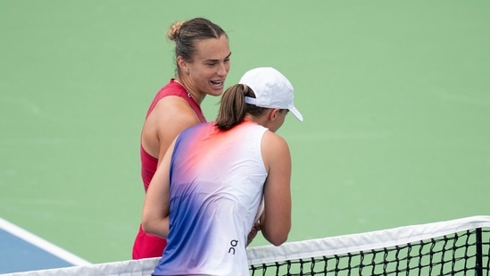 Aryna Sabalenka en la red con Iga Swiatek de Polonia (USA TODAY Sports vía Reuters Con)