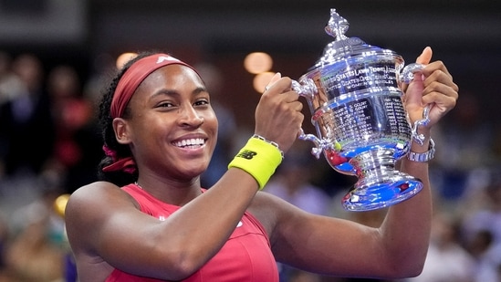 Coco Gauff levanta el trofeo del campeonato después de derrotar a Aryna Sabalenka, de Bielorrusia, en la final individual femenina del campeonato de tenis US Open en 2023 (AP)