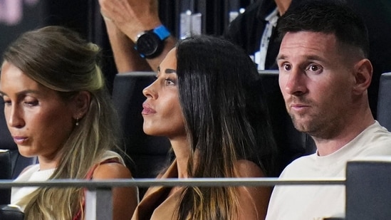 Lionel Messi #10 del Inter Miami CF observa desde las gradas durante el partido de la Leagues Cup 2024 entre Inter Miami CF y Puebla. (Getty Images via AFP)