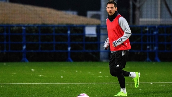 El delantero argentino del Inter de Miami Lionel Messi participa en una sesión de entrenamiento (AFP)