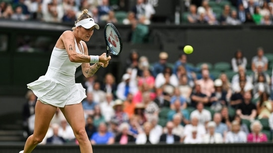 La checa Marketa Vondrousova devuelve el balón a la española Jessica Bouzas Maneiro durante su partido de tenis individual femenino en el segundo día del Campeonato de Wimbledon 2024 (AFP)