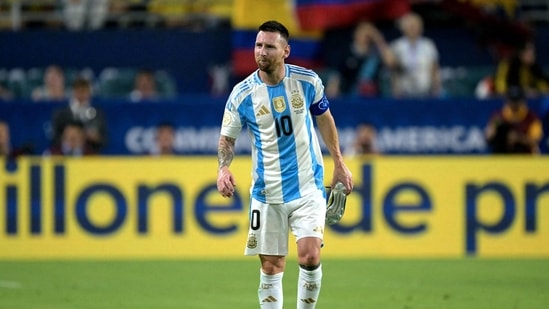 (ARCHIVOS) El delantero argentino Lionel Messi abandona el campo de juego tras sufrir una lesión (AFP)