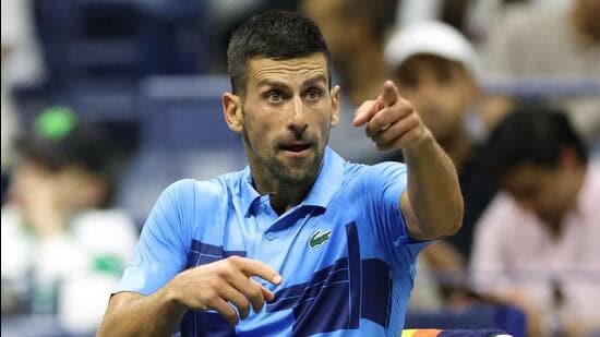 El serbio Novak Djokovic hace un gesto a su entrenador durante su partido de primera ronda de individuales masculino contra el moldavo Radu Albot. (AFP)