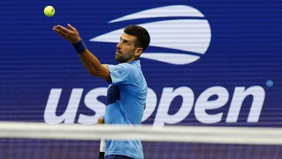 Novak Djokovic (SRB) sirve contra Laslo Djere (SRB) (no aparece en la foto) en un partido individual masculino en el tercer día del US Open (USA TODAY Sports vía Reuters Con)