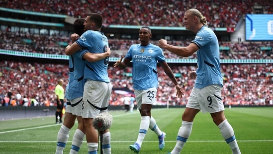 Erling Haaland celebra un gol con sus compañeros del Manchester City. (AFP)