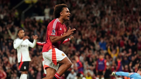 Joshua Zirkzee, del Manchester United, celebra el primer gol de su equipo durante un partido de la Premier League contra Fulham en Old Trafford en Manchester (AP)