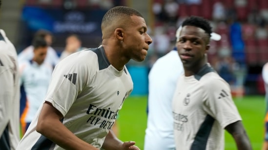 Kylian Mbappé del Real Madrid asiste a una sesión de entrenamiento antes de la Supercopa de la UEFA (AP)