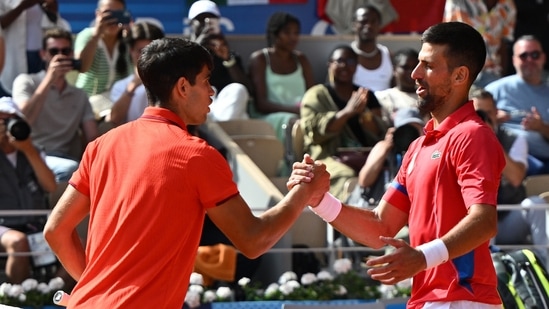 París: Novak Djokovic de Serbia (d) estrecha la mano de Carlos Alcaraz de España (i) después del partido por la medalla de oro de individuales masculinos de las competiciones de tenis en los Juegos Olímpicos de París 2024 (EPA-EFE)