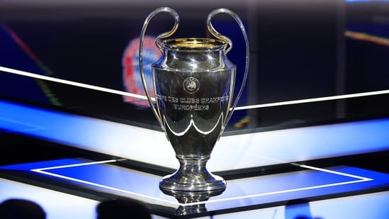 Esta fotografía muestra el trofeo de la UEFA Champions League durante el sorteo. (AFP)