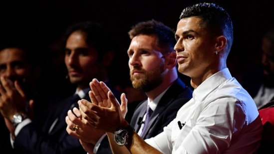 Cristiano Ronaldo y Lionel Messi durante una ceremonia.(Getty Images)