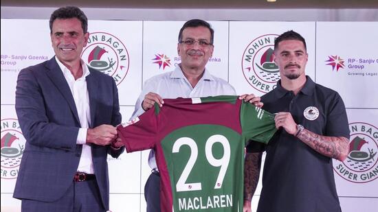 (De izquierda a derecha) el entrenador principal de Mohun Bagan, José Molina, en su presentación junto al jugador Jamie Maclaren, con el propietario Sanjiv Goenka (centro) en Calcuta el martes. (PTI)