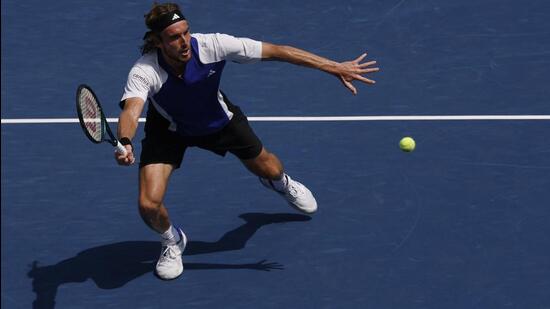 Stefanos Tsitsipas lanza una volea contra Thanasi Kokkinakis durante su partido de primera ronda el martes. (Reuters)