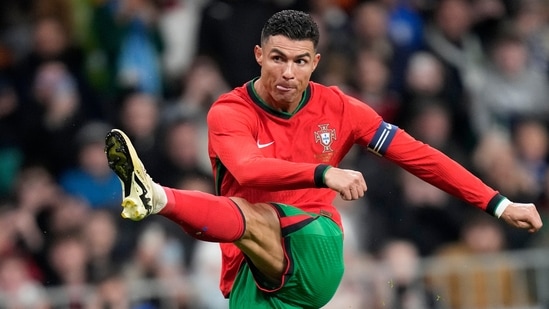 Cristiano Ronaldo de Portugal en acción.(AP)