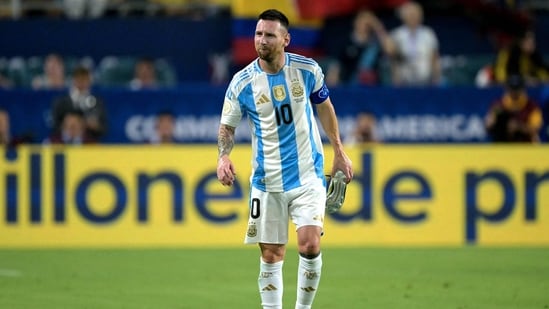 El delantero número 10 de Argentina, Lionel Messi, abandona el terreno de juego tras sufrir una lesión. (AFP)