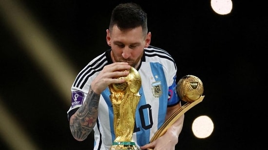 Lionel Messi besa la Copa del Mundo después de ganar la Copa Mundial de la FIFA Qatar 2022.