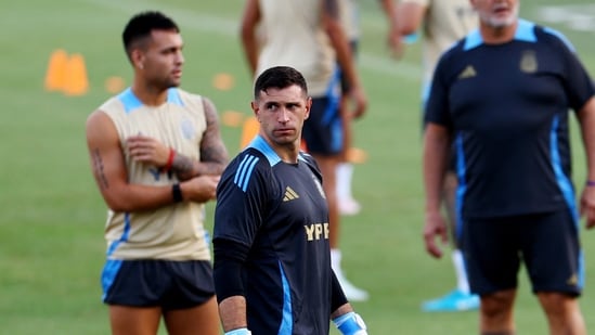 Emiliano Martínez se mostró frustrado al final del partido que Argentina perdió 2-1. (REUTERS)