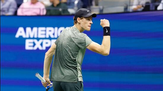 El italiano Jannik Sinner en acción contra el ruso Daniil Medvedev durante los cuartos de final masculinos del Abierto de Estados Unidos en la ciudad de Nueva York. (AFP)