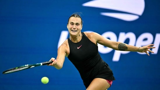 La bielorrusa Aryna Sabalenka devuelve un golpe de derecha a la rusa Ekaterina Alexandrova (AFP)